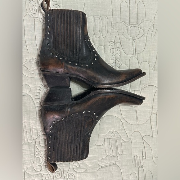 NIB Frye Sacha Stud Chelsea Boots 8.5 Black Western - Picture 6 of 9